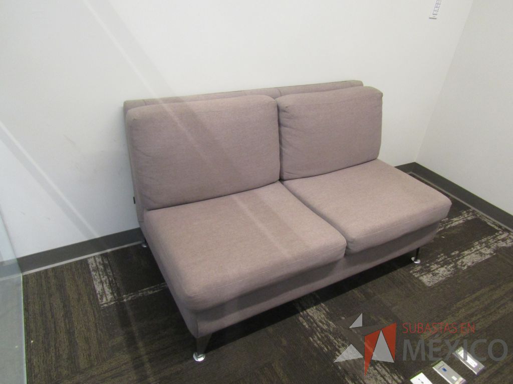 Lote 013 - Sillón de 2 plazas con 4 patas metálicas, asiento y respaldo en tela color gris. - Imagen 6