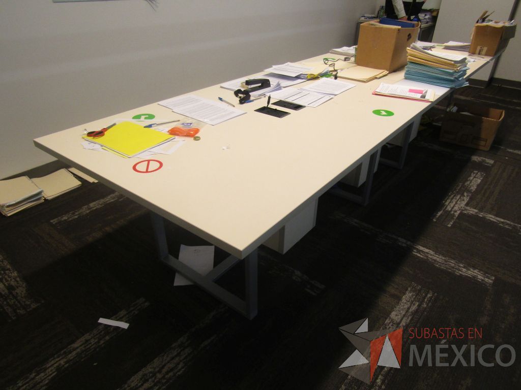 Lote 020 - Mesa de sala de juntas para 12 personas con enchufe para conectar cables, 3 bases de madera, estructura metálica y cubierta de madera en 2 secciones