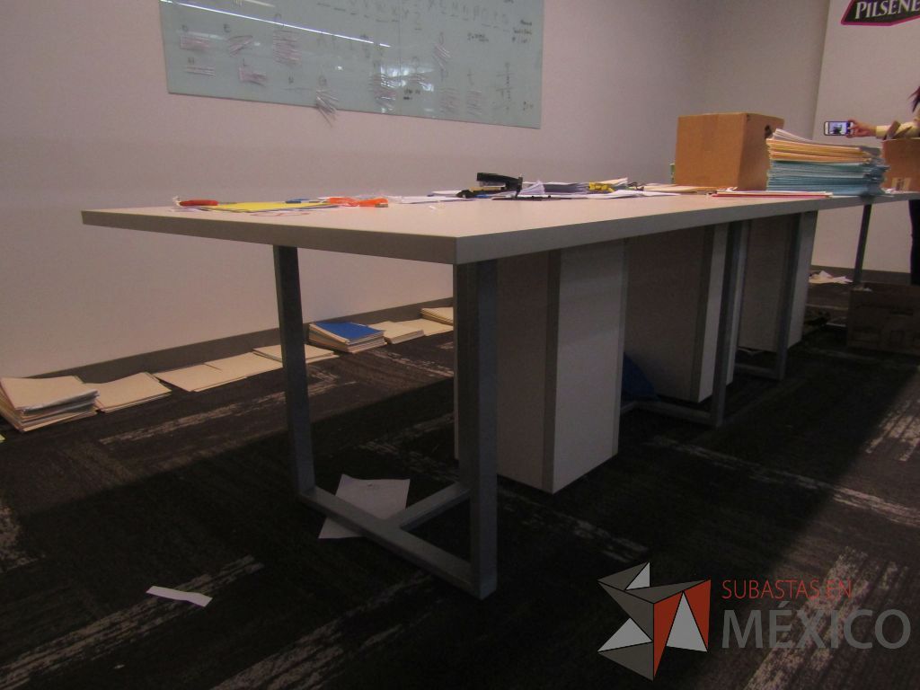 Lote 020 - Mesa de sala de juntas para 12 personas con enchufe para conectar cables, 3 bases de madera, estructura metálica y cubierta de madera en 2 secciones - Imagen 2