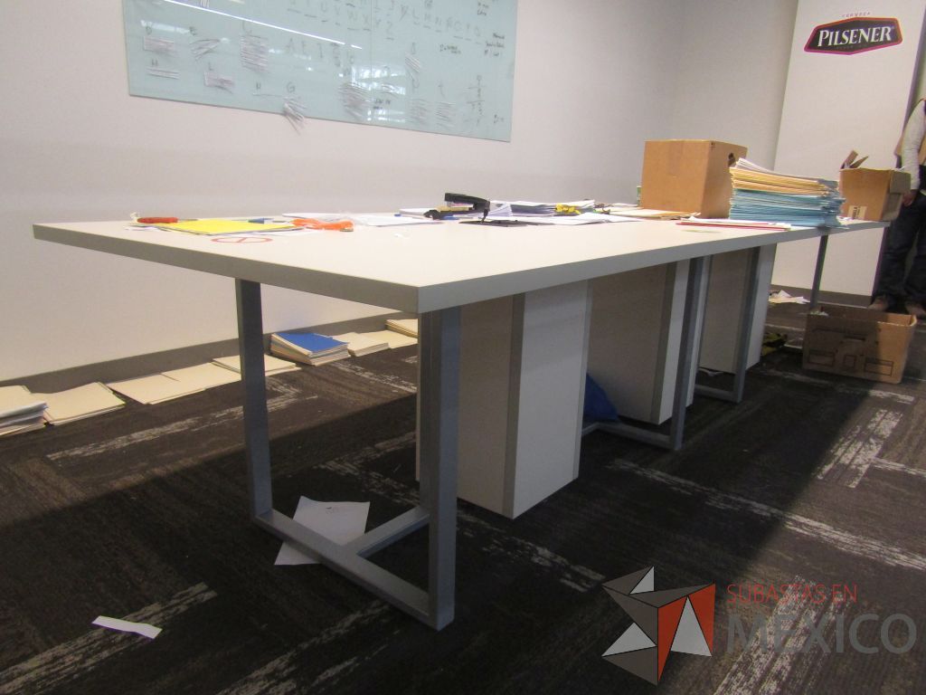 Lote 020 - Mesa de sala de juntas para 12 personas con enchufe para conectar cables, 3 bases de madera, estructura metálica y cubierta de madera en 2 secciones - Imagen 3