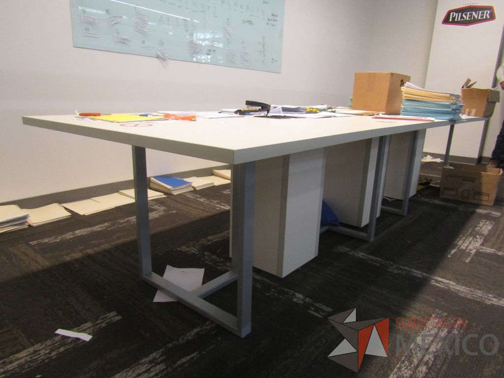 Lote 020 - Mesa de sala de juntas para 12 personas con enchufe para conectar cables, 3 bases de madera, estructura metálica y cubierta de madera en 2 secciones - Imagen 4