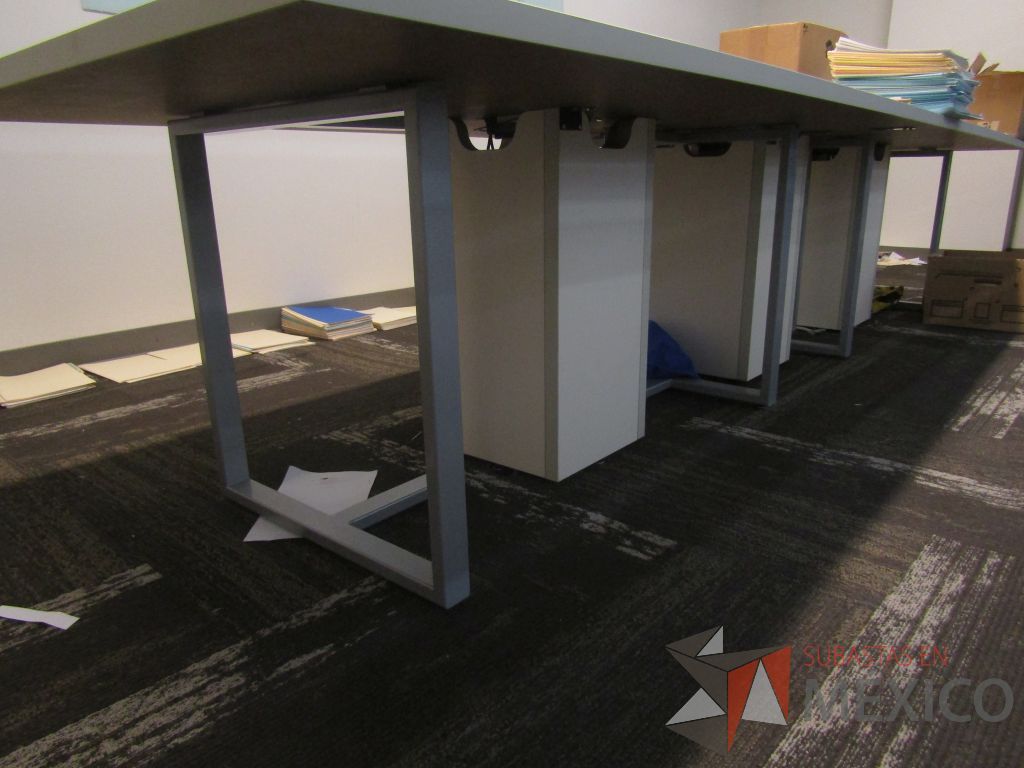 Lote 020 - Mesa de sala de juntas para 12 personas con enchufe para conectar cables, 3 bases de madera, estructura metálica y cubierta de madera en 2 secciones - Imagen 5