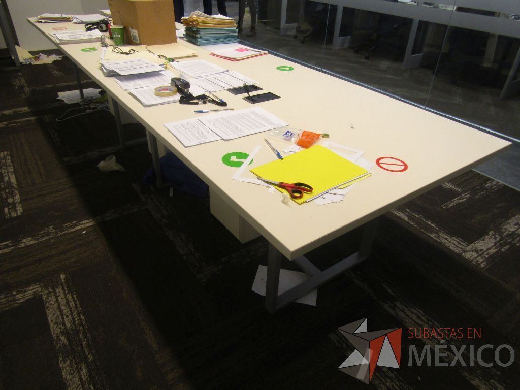 Lote 020 - Mesa de sala de juntas para 12 personas con enchufe para conectar cables, 3 bases de madera, estructura metálica y cubierta de madera en 2 secciones - Imagen 6