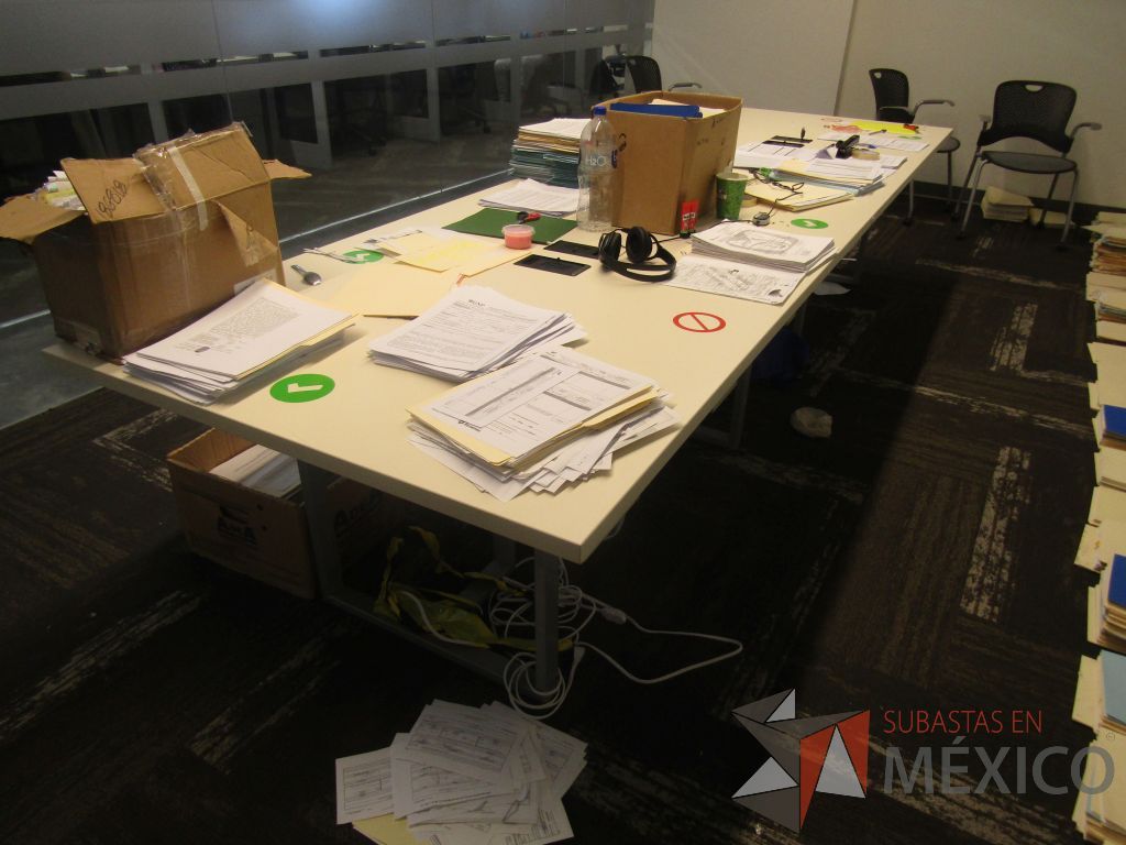 Lote 020 - Mesa de sala de juntas para 12 personas con enchufe para conectar cables, 3 bases de madera, estructura metálica y cubierta de madera en 2 secciones - Imagen 7