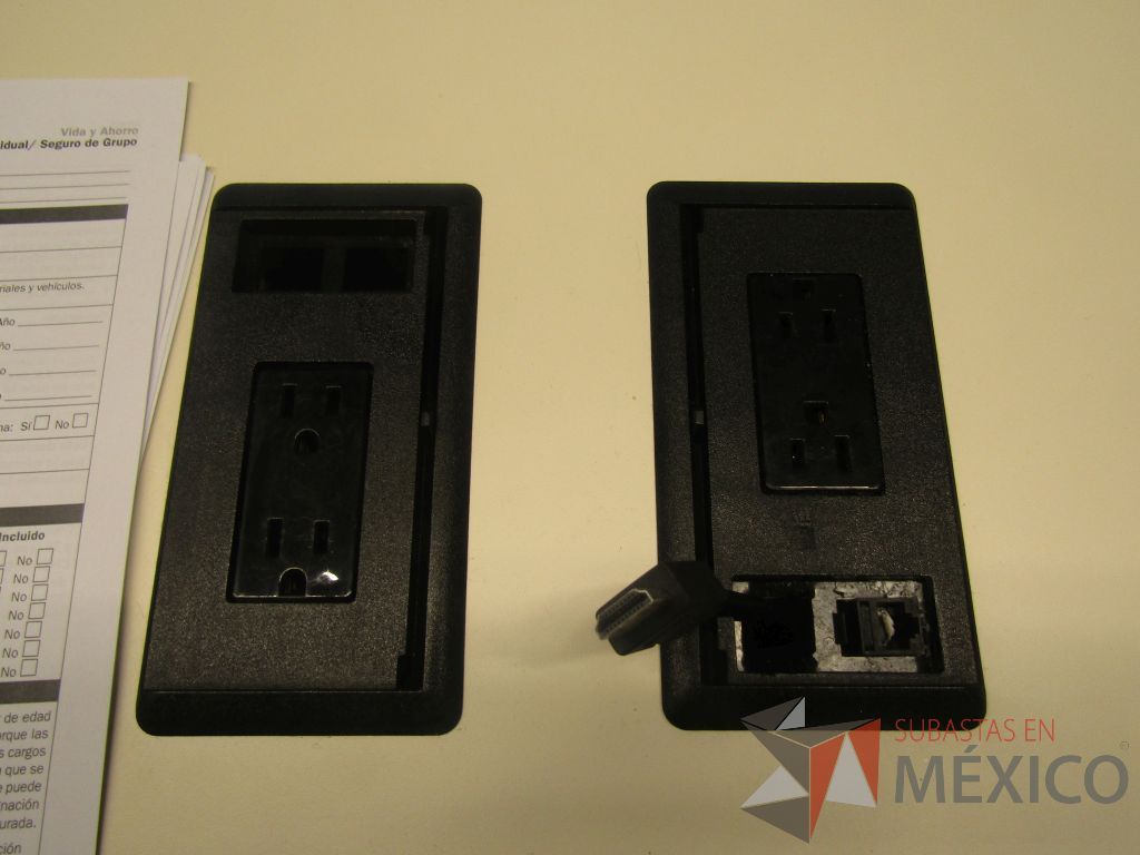 Lote 020 - Mesa de sala de juntas para 12 personas con enchufe para conectar cables, 3 bases de madera, estructura metálica y cubierta de madera en 2 secciones - Imagen 8