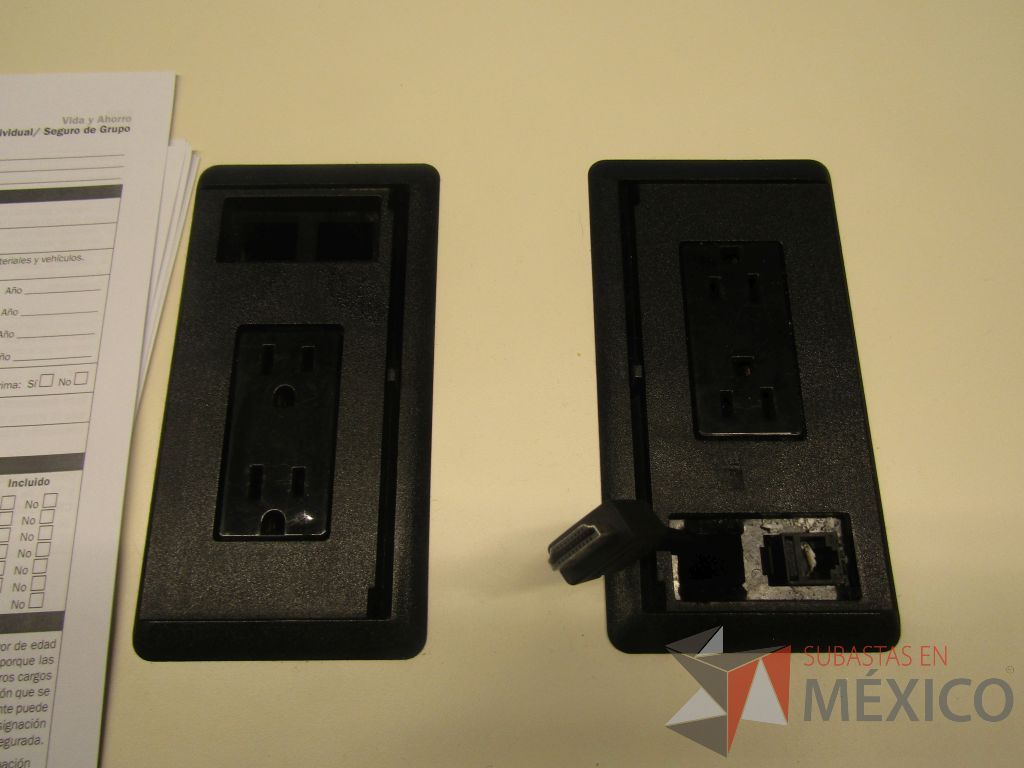 Lote 020 - Mesa de sala de juntas para 12 personas con enchufe para conectar cables, 3 bases de madera, estructura metálica y cubierta de madera en 2 secciones - Imagen 9