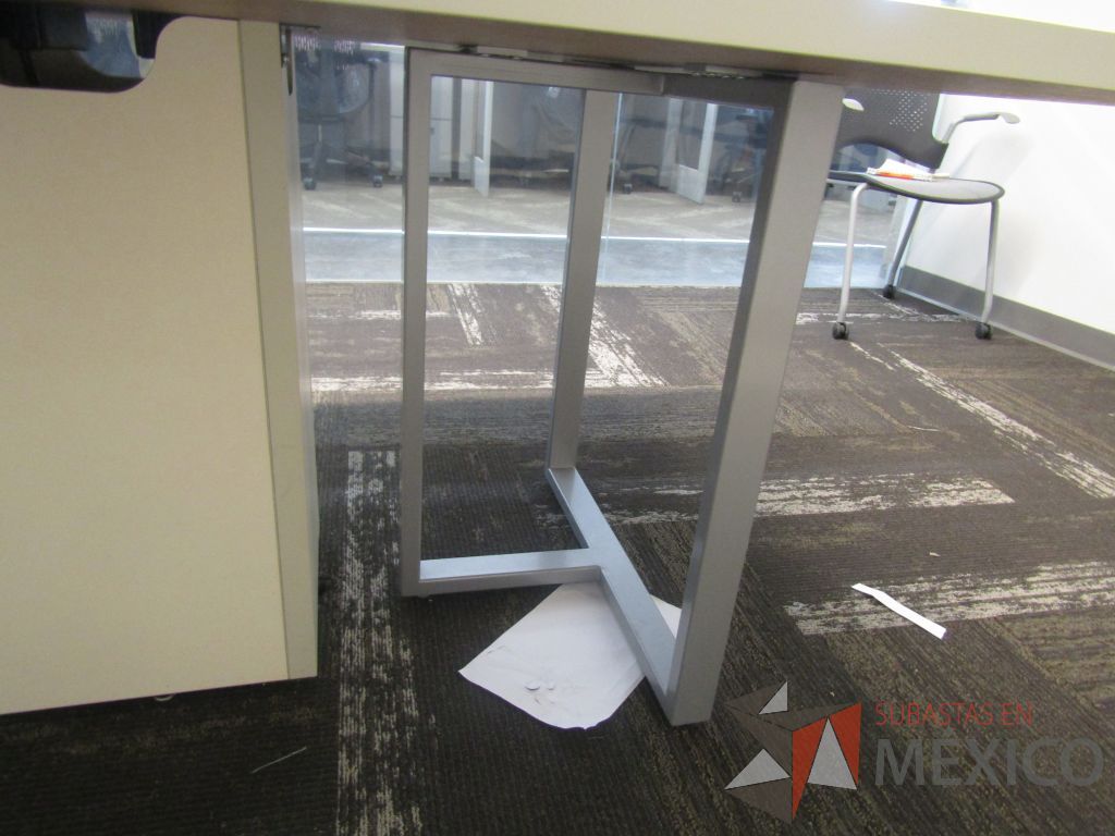 Lote 020 - Mesa de sala de juntas para 12 personas con enchufe para conectar cables, 3 bases de madera, estructura metálica y cubierta de madera en 2 secciones - Imagen 10