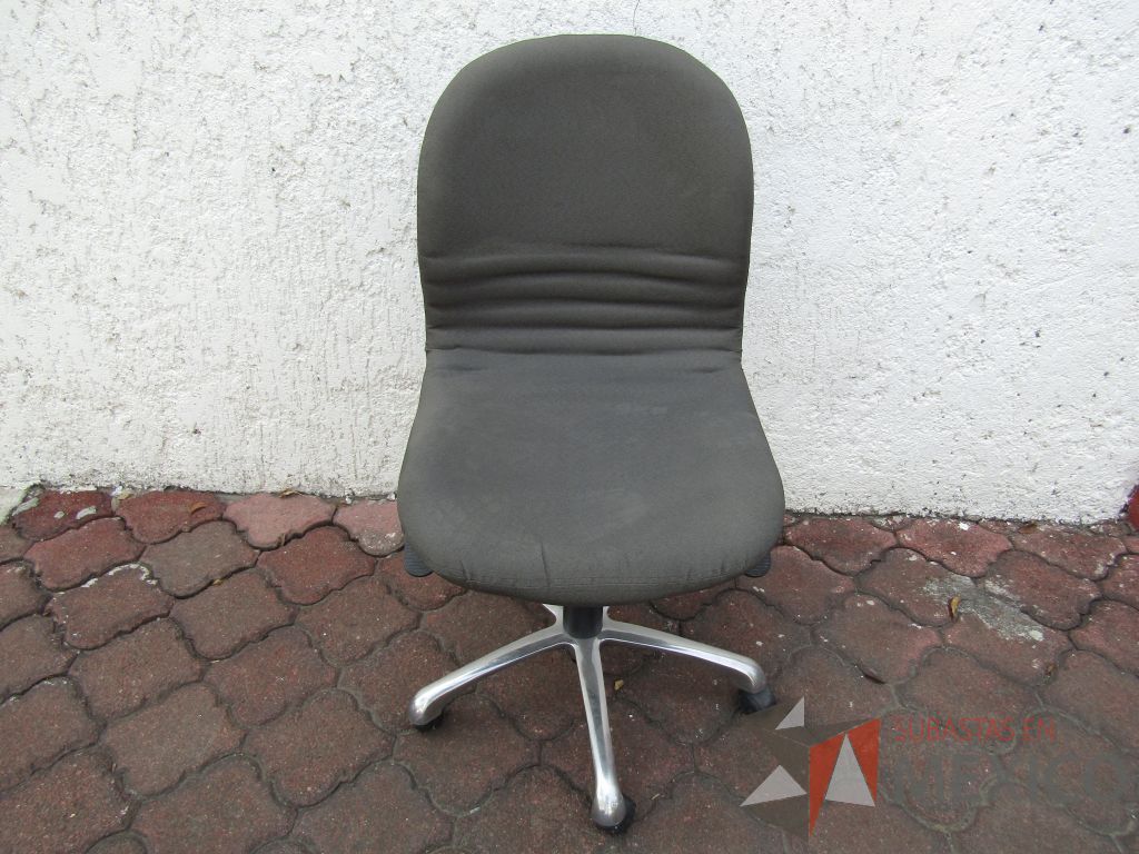Lote 064 - 8 Sillas operativas con ruedas, asiento y respaldo en tela color gris - Imagen 8