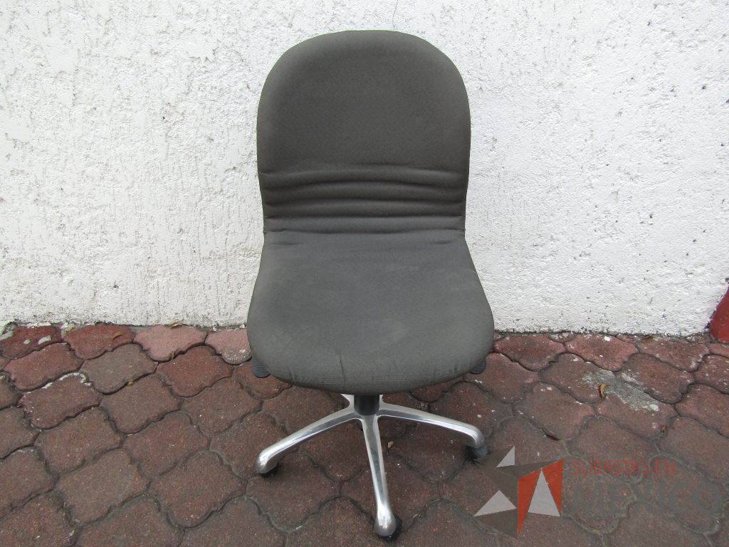 Lote 064 - 8 Sillas operativas con ruedas, asiento y respaldo en tela color gris