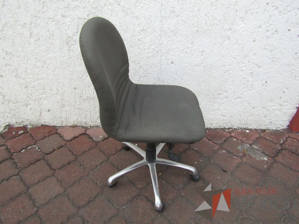 Lote 064 - 8 Sillas operativas con ruedas, asiento y respaldo en tela color gris - Imagen 2