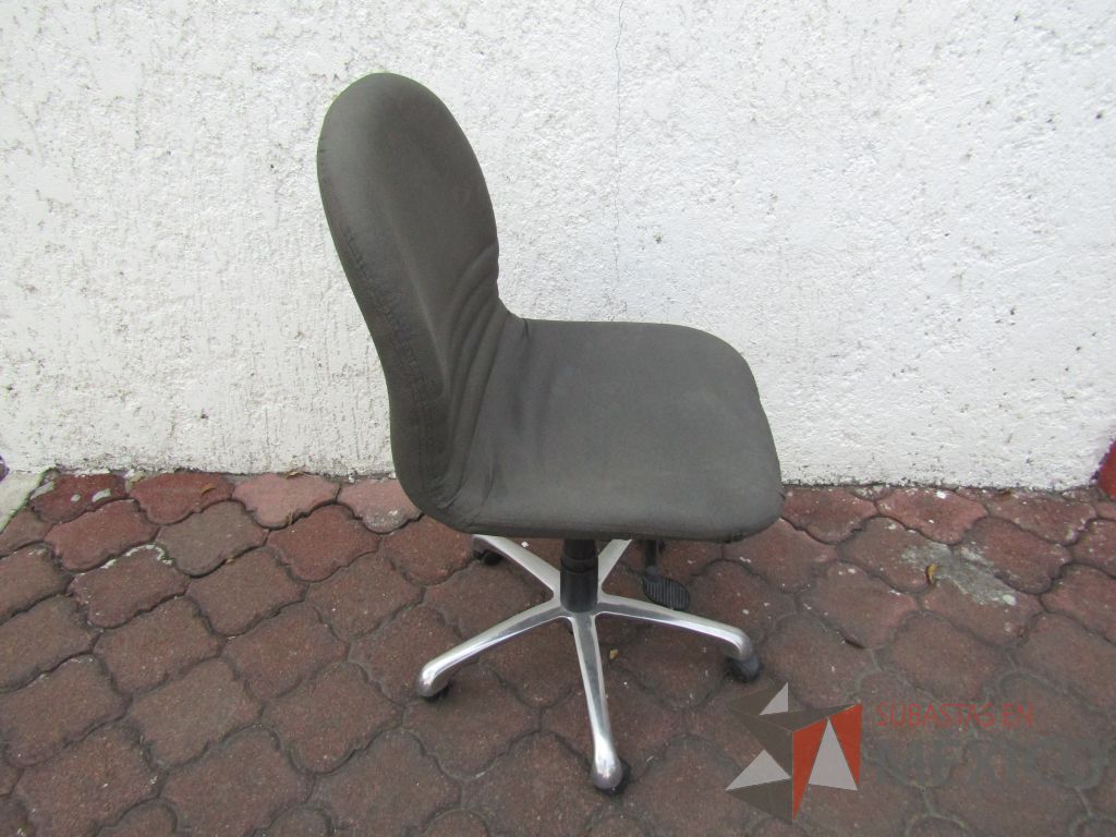 Lote 064 - 8 Sillas operativas con ruedas, asiento y respaldo en tela color gris - Imagen 3