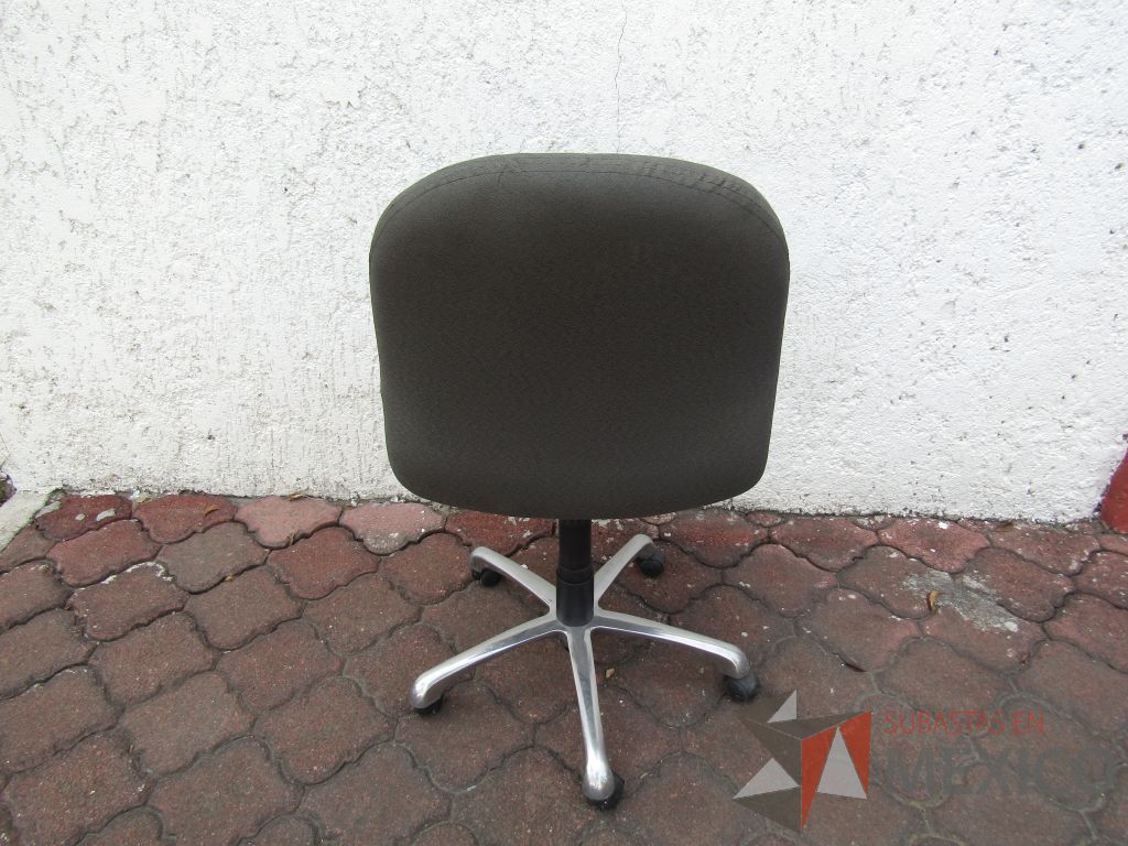 Lote 064 - 8 Sillas operativas con ruedas, asiento y respaldo en tela color gris - Imagen 4