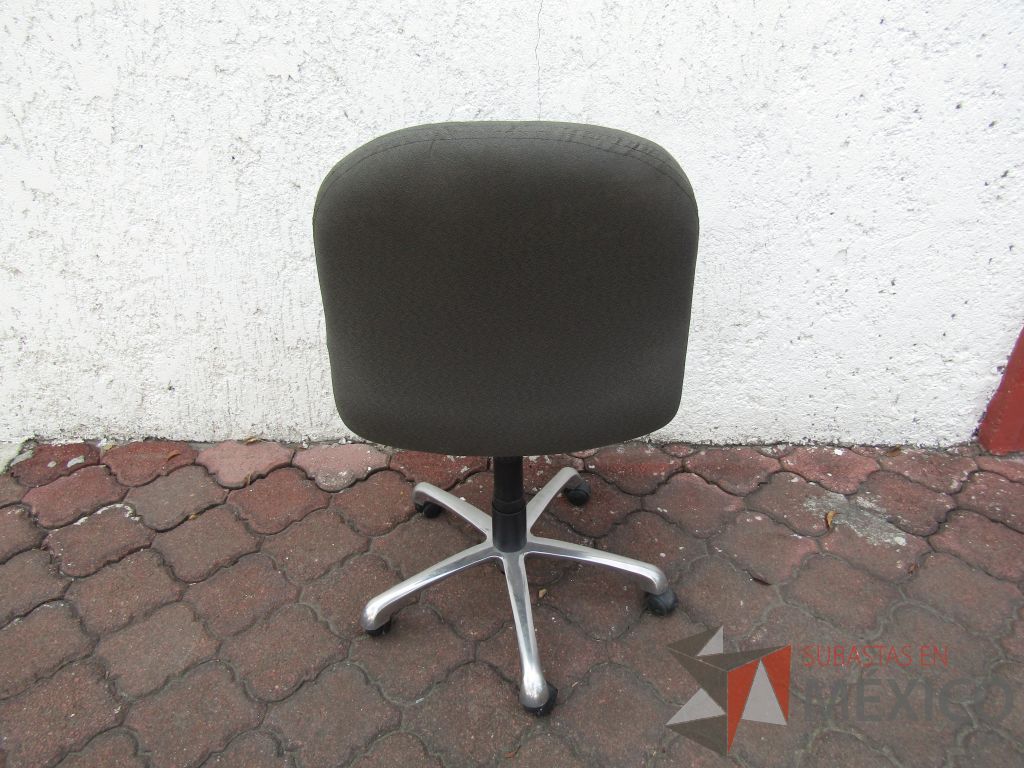 Lote 064 - 8 Sillas operativas con ruedas, asiento y respaldo en tela color gris - Imagen 5