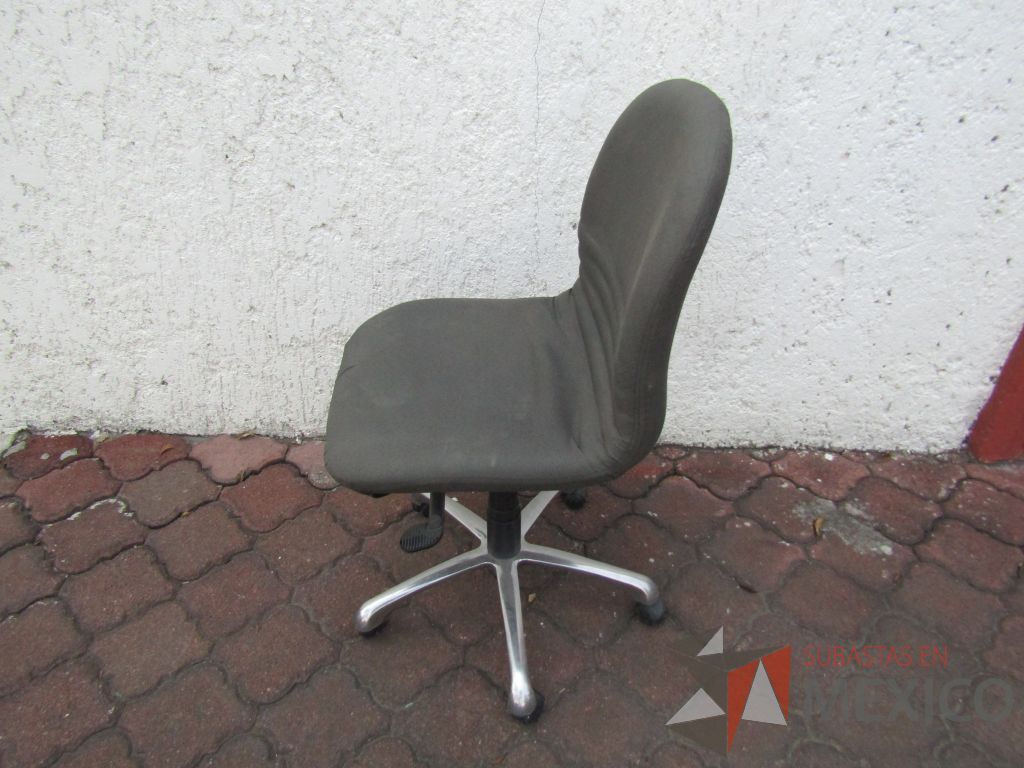 Lote 019 - 5 Sillas operativas con ruedas, asiento y respaldo en tela color gris - Imagen 7