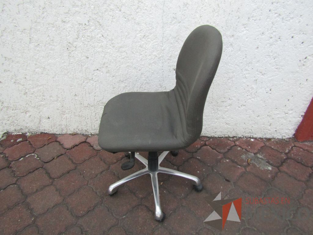 Lote 064 - 8 Sillas operativas con ruedas, asiento y respaldo en tela color gris - Imagen 7