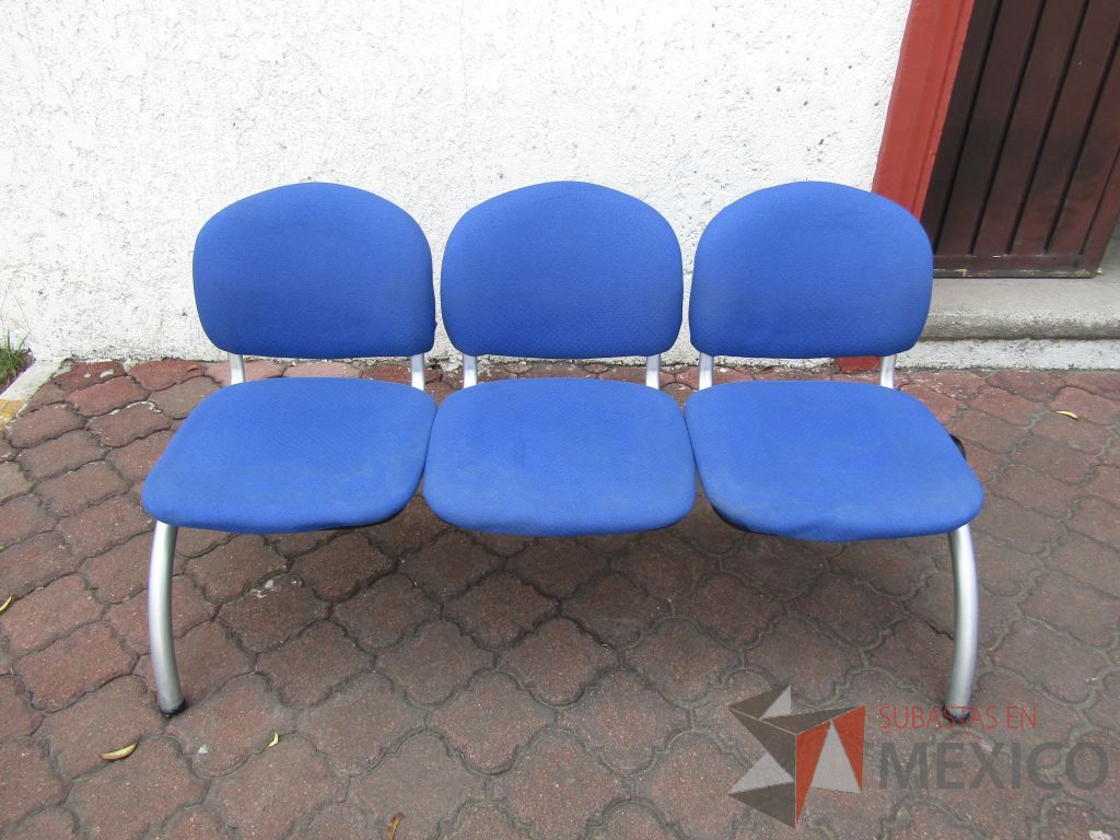 Lote 067 - 2 Bancas de espera de 3 plazas, asiento y respaldo en tela color azul