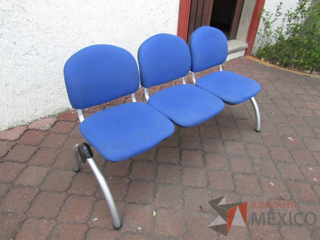 Lote 067 - 2 Bancas de espera de 3 plazas, asiento y respaldo en tela color azul - Imagen 4