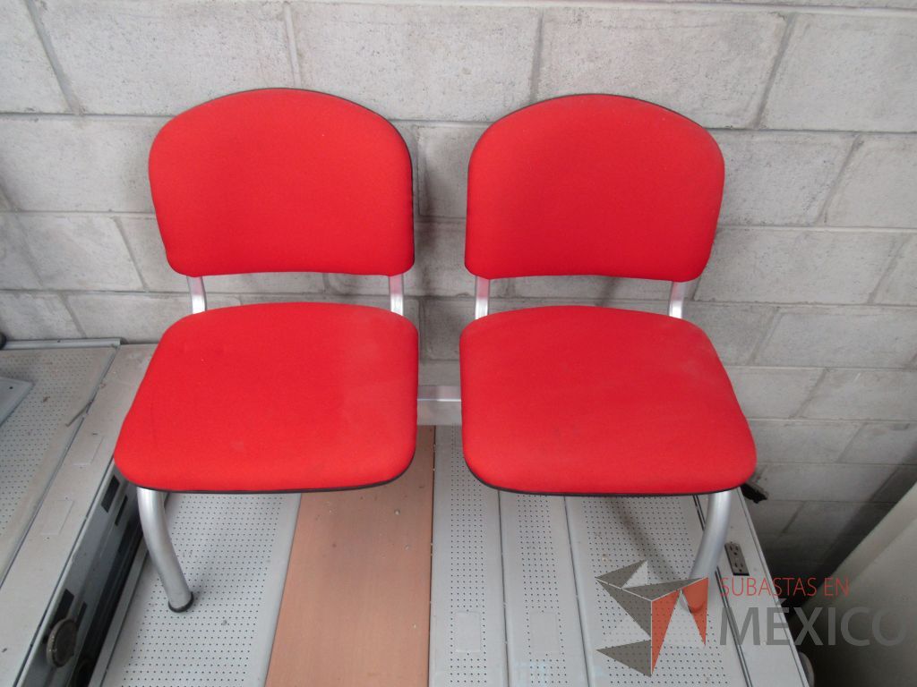 Lote 022 - Banca de espera de 2 plazas, asiento y respaldo en tela color rojo