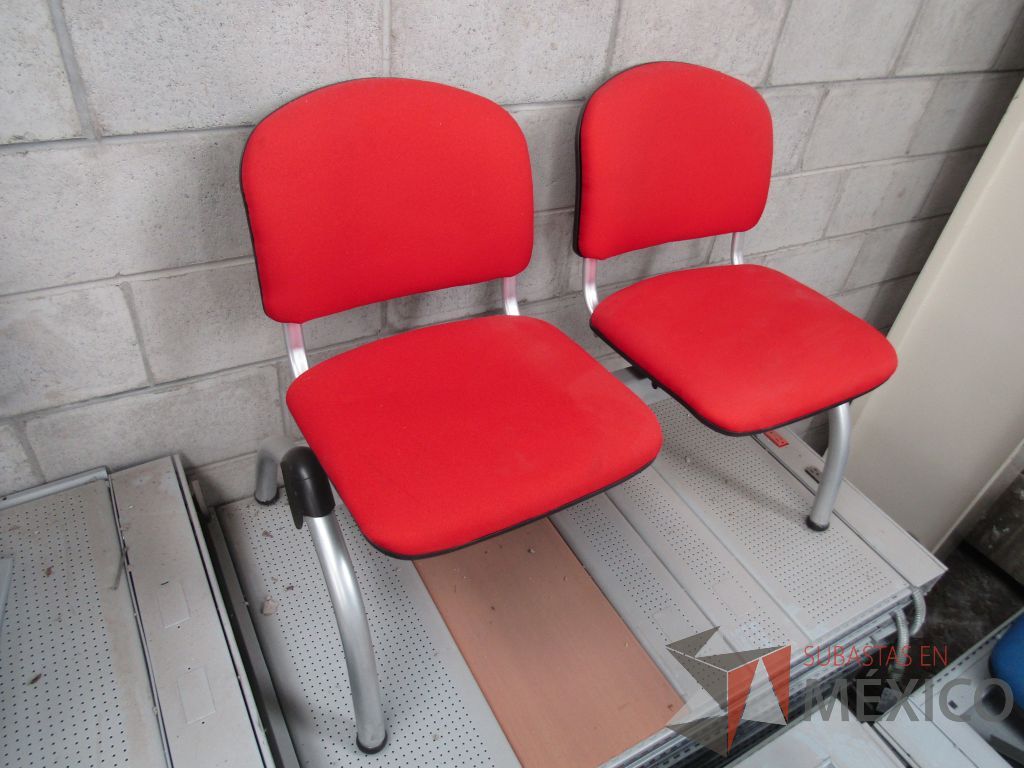 Lote 022 - Banca de espera de 2 plazas, asiento y respaldo en tela color rojo - Imagen 3
