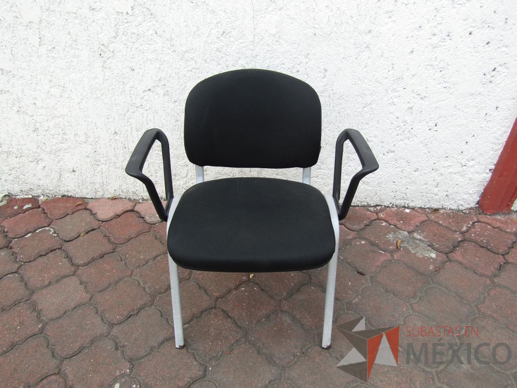 Lote 080 - 2 Sillas fijas, descansabrazos fijo, asiento y respaldo en tela color negro