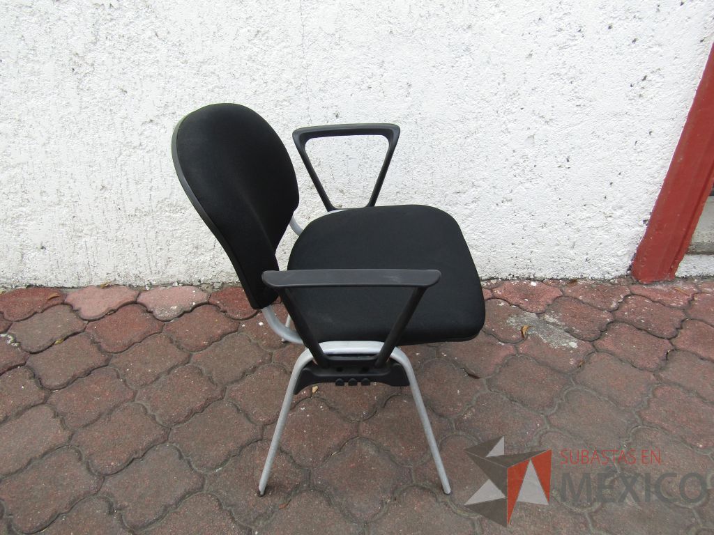 Lote 080 - 2 Sillas fijas, descansabrazos fijo, asiento y respaldo en tela color negro - Imagen 2