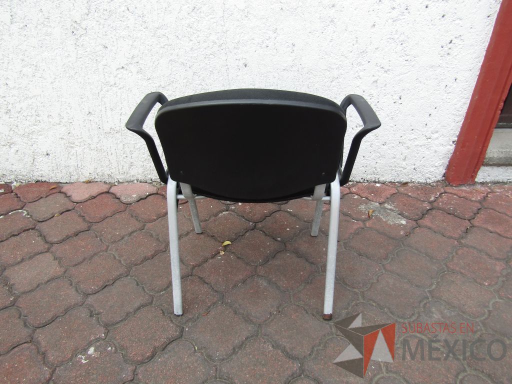 Lote 080 - 2 Sillas fijas, descansabrazos fijo, asiento y respaldo en tela color negro - Imagen 3