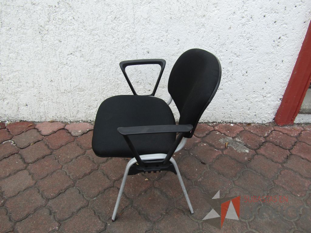 Lote 080 - 2 Sillas fijas, descansabrazos fijo, asiento y respaldo en tela color negro - Imagen 4