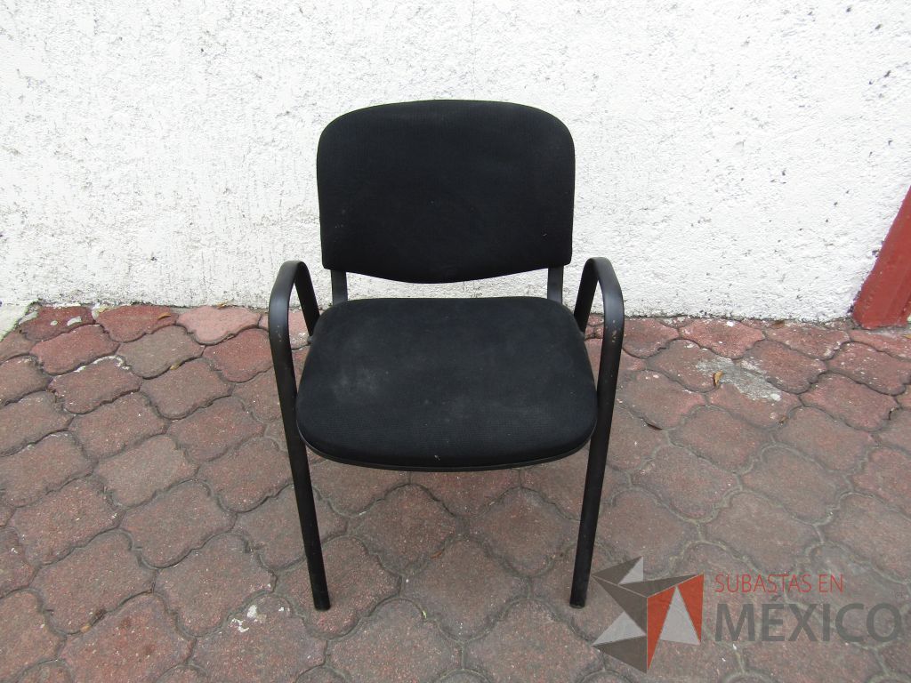 Lote 026 - 4 Sillas fijas, asiento y respaldo en tela color negro
