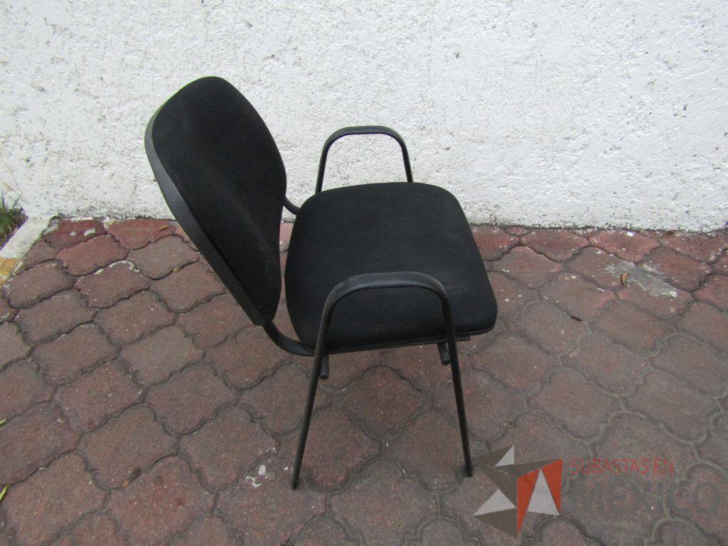 Lote 026 - 4 Sillas fijas, asiento y respaldo en tela color negro - Imagen 2
