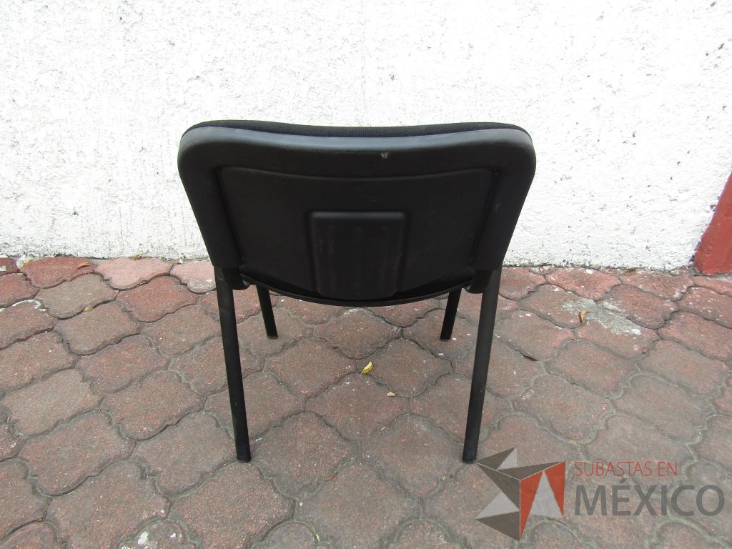 Lote 026 - 4 Sillas fijas, asiento y respaldo en tela color negro - Imagen 3