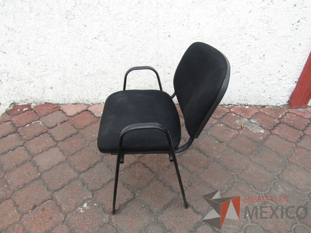 Lote 026 - 4 Sillas fijas, asiento y respaldo en tela color negro - Imagen 4
