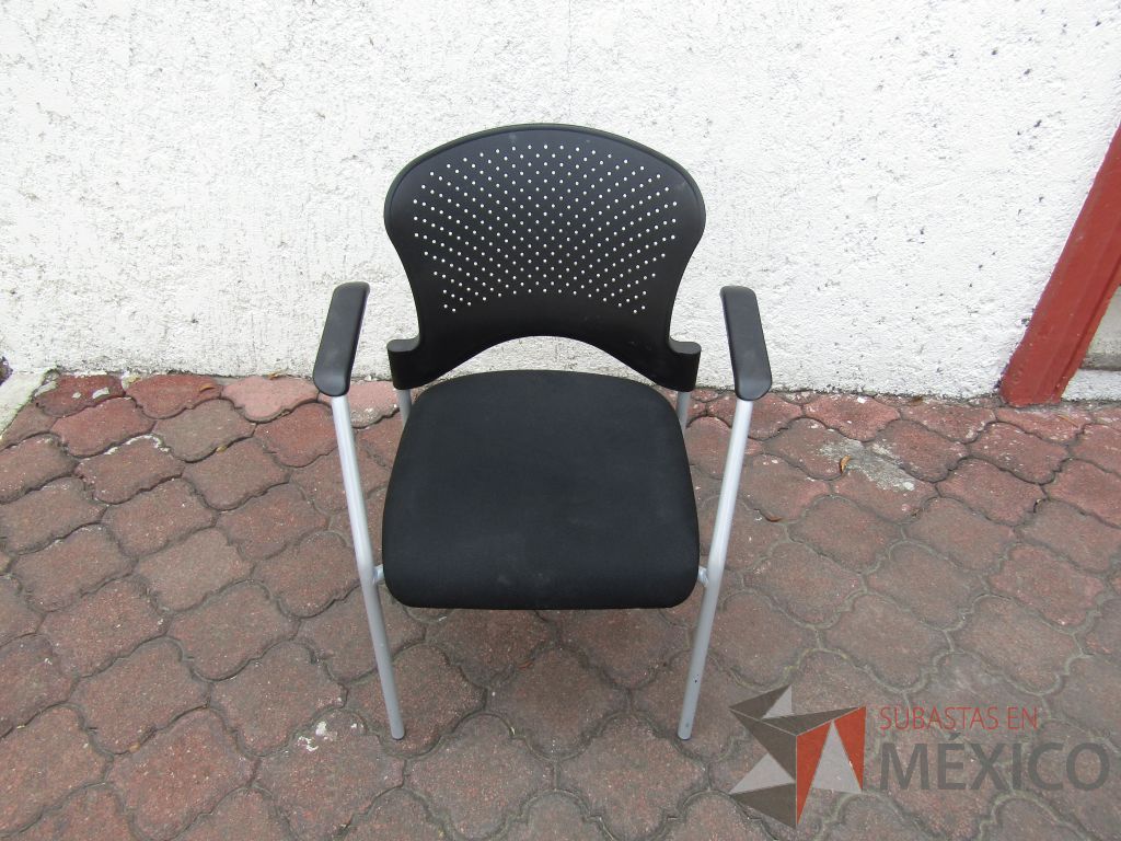 Lote 027 - 4 Sillas fijas, descansabrazos fijo, respaldo en plastico color negro y asiento en tela color negro
