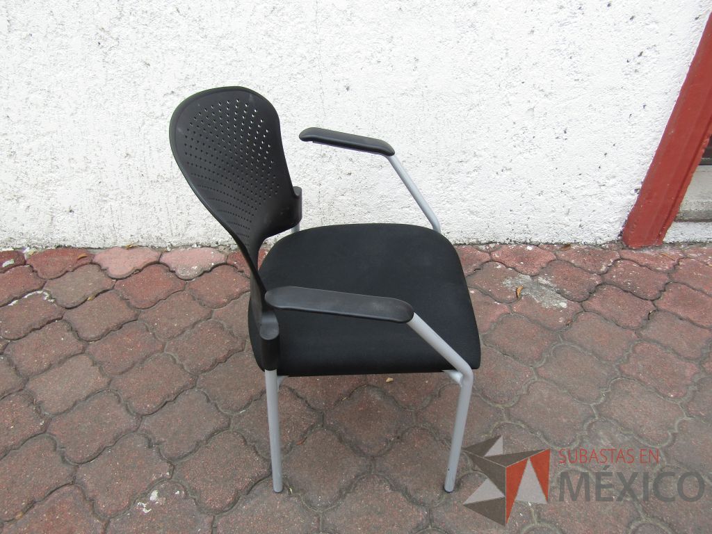 Lote 027 - 4 Sillas fijas, descansabrazos fijo, respaldo en plastico color negro y asiento en tela color negro - Imagen 2