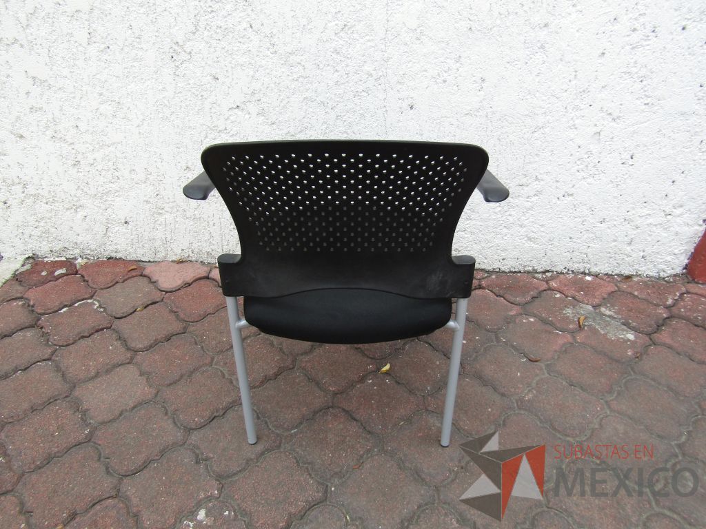 Lote 098 - 4 Sillas fijas, descansabrazos fijo, respaldo en plástico color negro y asiento en tela color negro - Imagen 3
