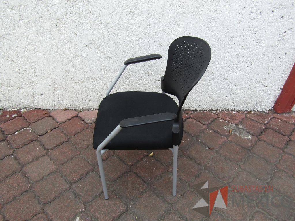 Lote 027 - 4 Sillas fijas, descansabrazos fijo, respaldo en plastico color negro y asiento en tela color negro - Imagen 4