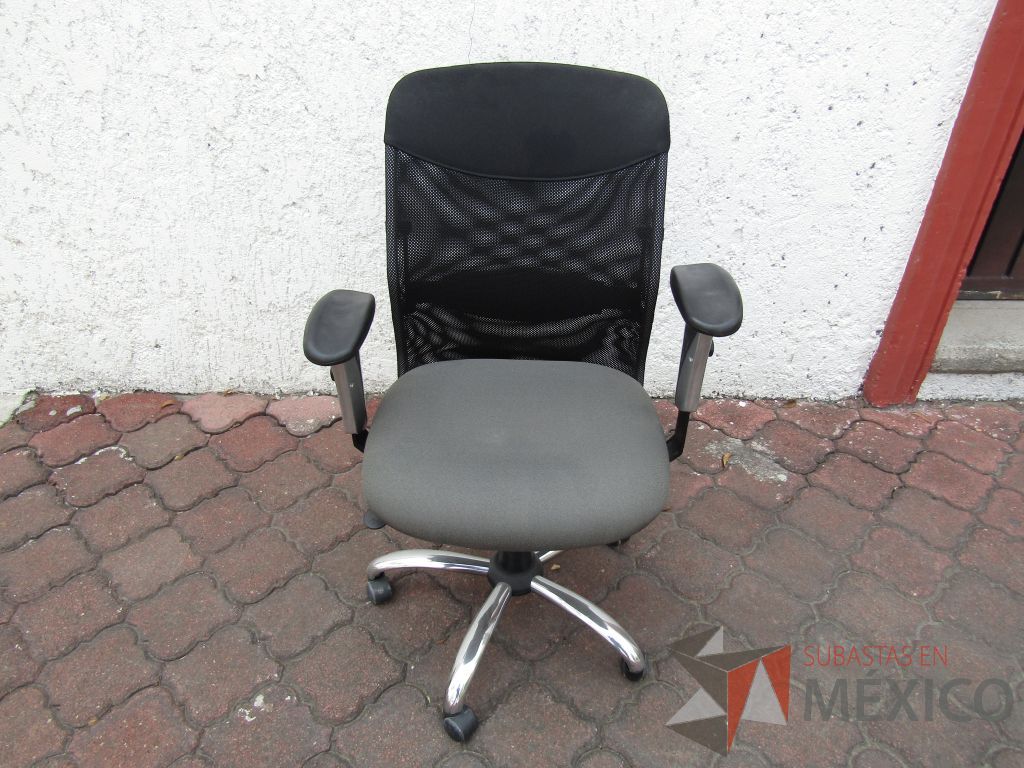 Lote 028 - 3 Sillas operativas con ruedas, descansabrazo ajustable, respaldo en malla y asiento en tela color gris - Imagen 2