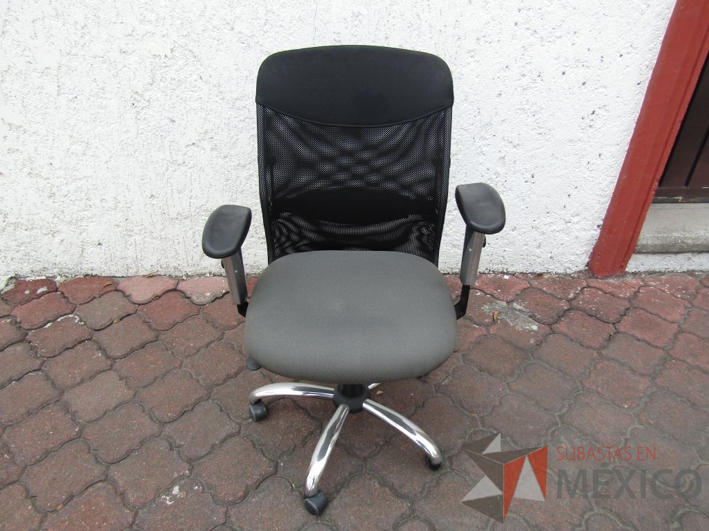 Lote 028 - 3 Sillas operativas con ruedas, descansabrazo ajustable, respaldo en malla y asiento en tela color gris