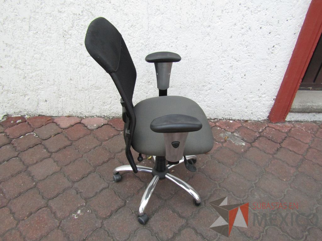 Lote 028 - 3 Sillas operativas con ruedas, descansabrazo ajustable, respaldo en malla y asiento en tela color gris - Imagen 3