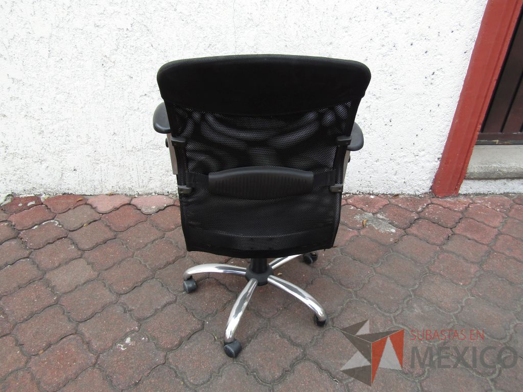 Lote 028 - 3 Sillas operativas con ruedas, descansabrazo ajustable, respaldo en malla y asiento en tela color gris - Imagen 4
