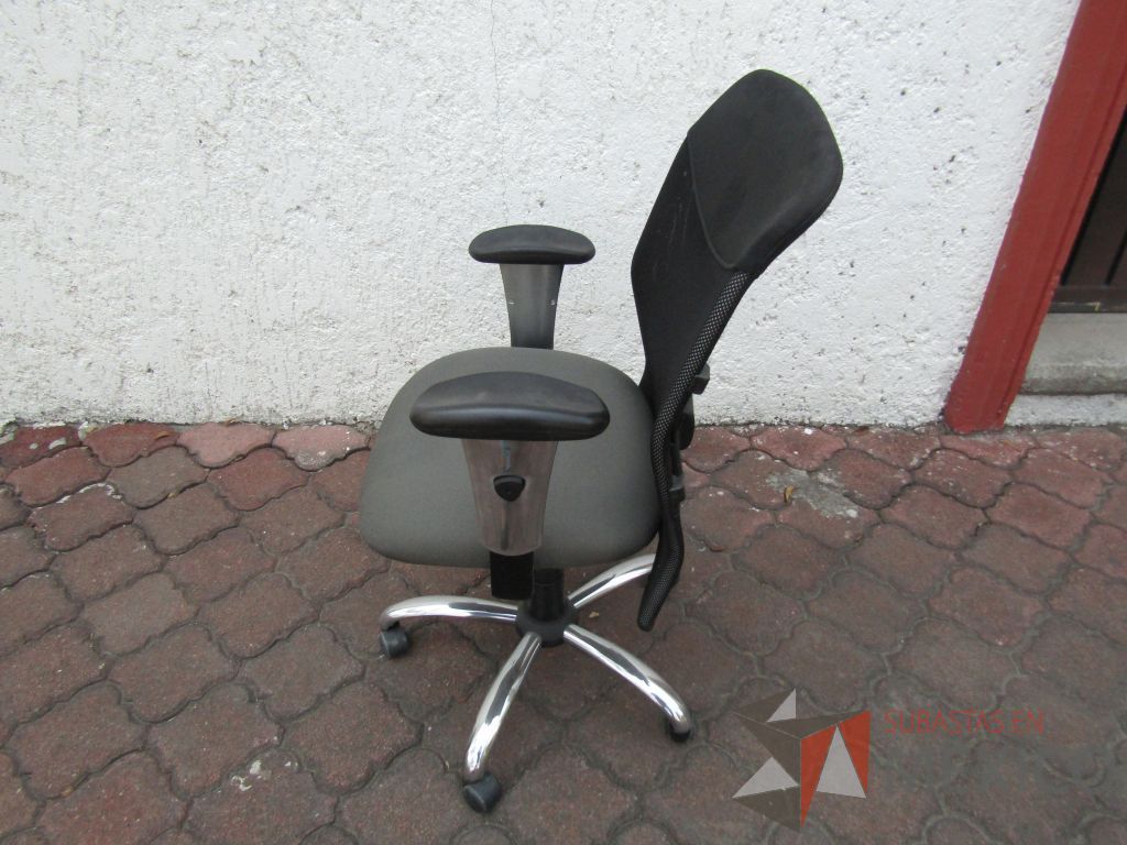 Lote 028 - 3 Sillas operativas con ruedas, descansabrazo ajustable, respaldo en malla y asiento en tela color gris - Imagen 5