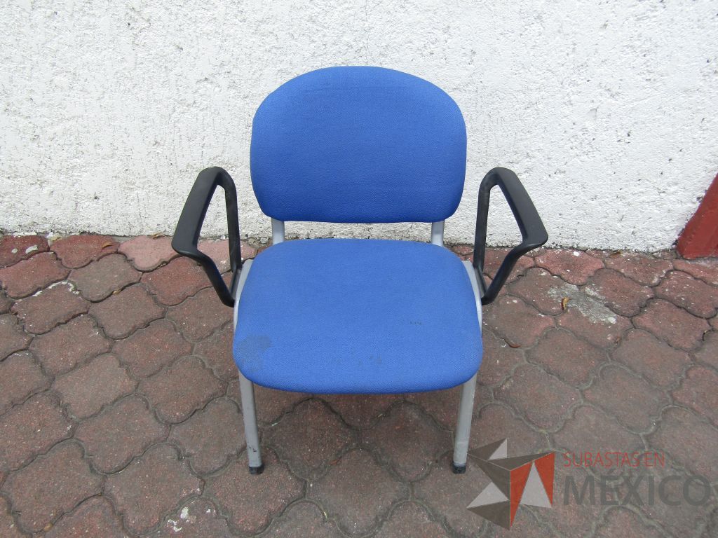 Lote 082 - 4 Sillas fijas, descansabrazos fijo, asiento y respaldo en tela color azul