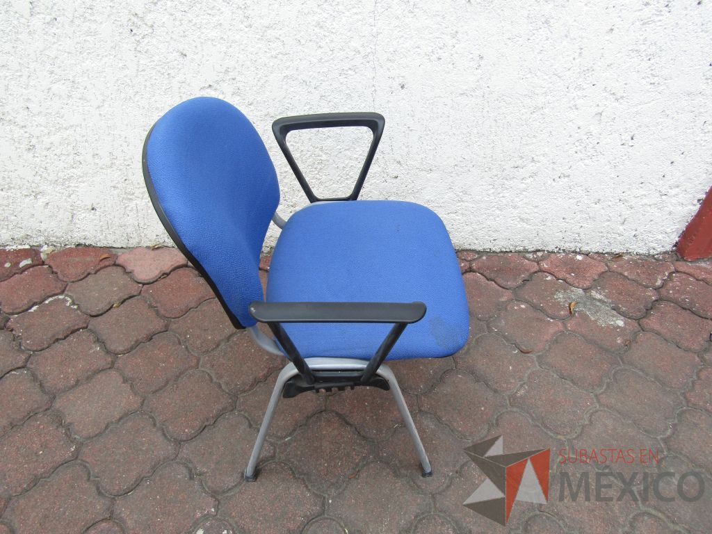 Lote 082 - 4 Sillas fijas, descansabrazos fijo, asiento y respaldo en tela color azul - Imagen 2