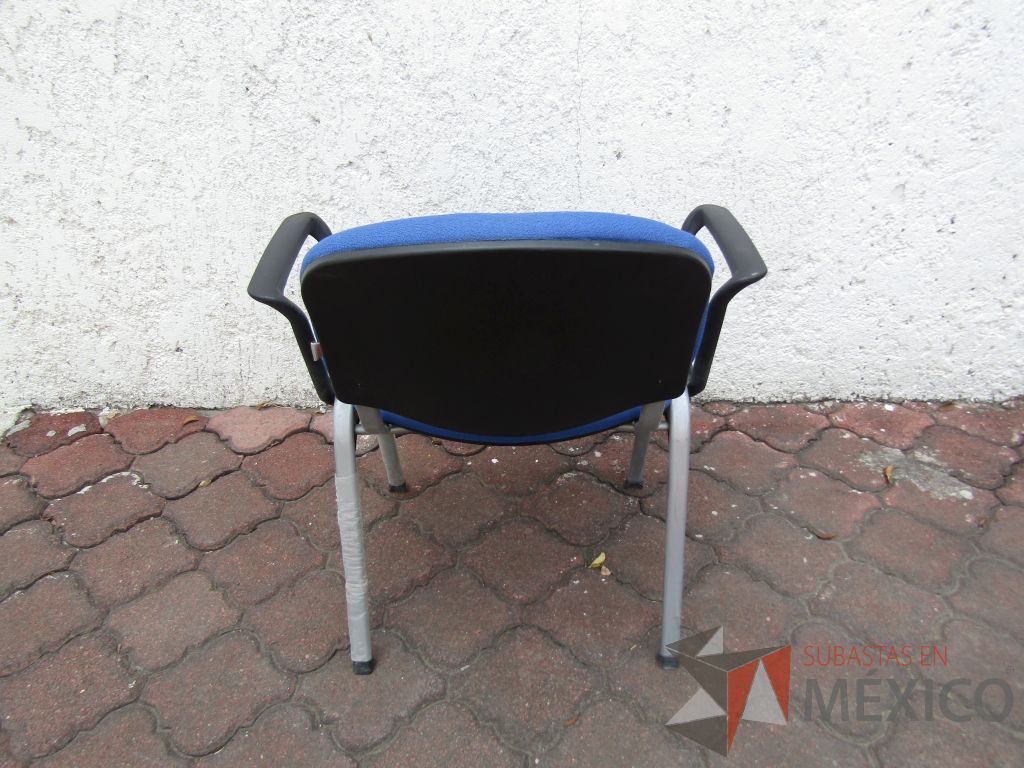 Lote 082 - 4 Sillas fijas, descansabrazos fijo, asiento y respaldo en tela color azul - Imagen 3