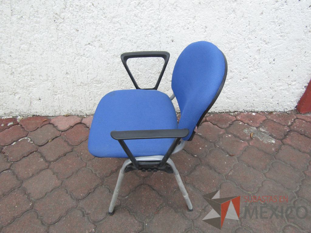 Lote 082 - 4 Sillas fijas, descansabrazos fijo, asiento y respaldo en tela color azul - Imagen 4