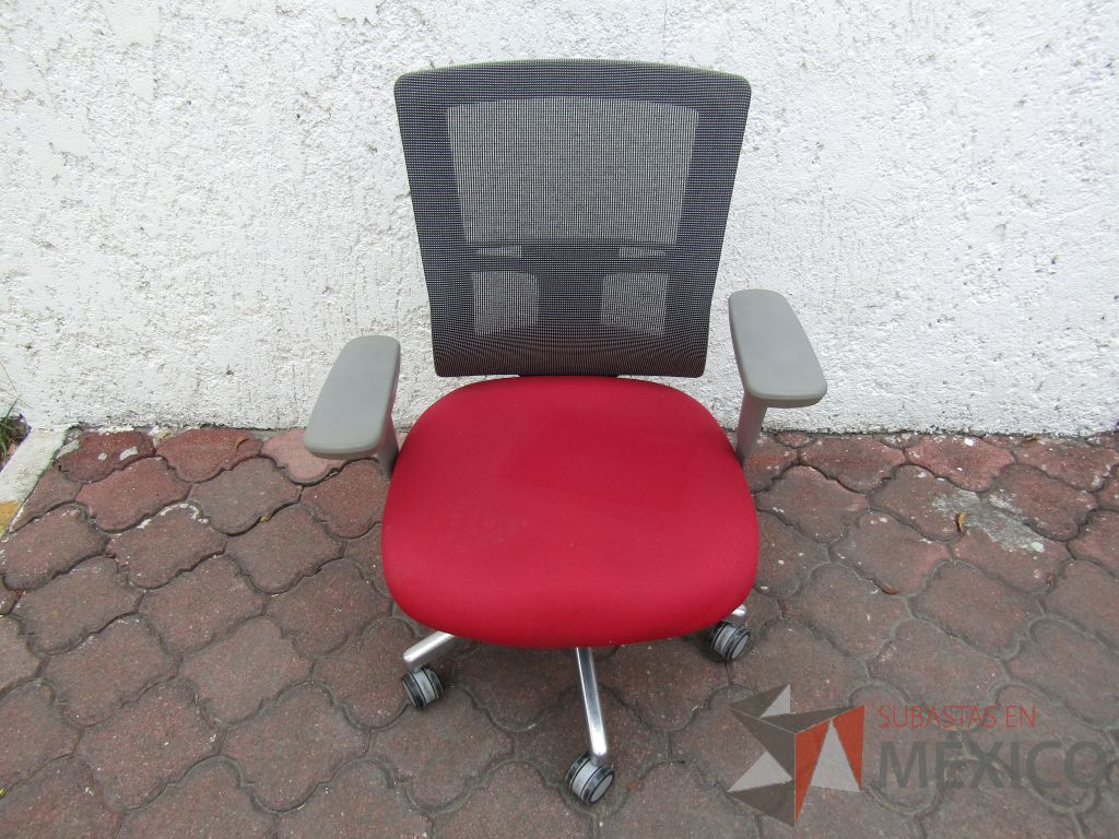 Lote 004 - 5 Sillas operativas con ruedas, descansabrazos fijo, respaldo en malla y asiento en tela color rojo
