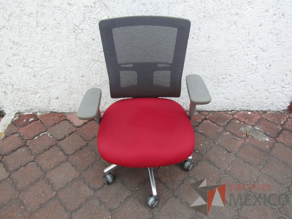 Lote 004 - 5 Sillas operativas con ruedas, descansabrazos fijo, respaldo en malla y asiento en tela color rojo - Imagen 2