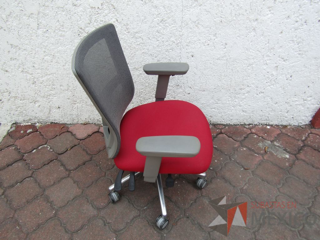 Lote 004 - 5 Sillas operativas con ruedas, descansabrazos fijo, respaldo en malla y asiento en tela color rojo - Imagen 3