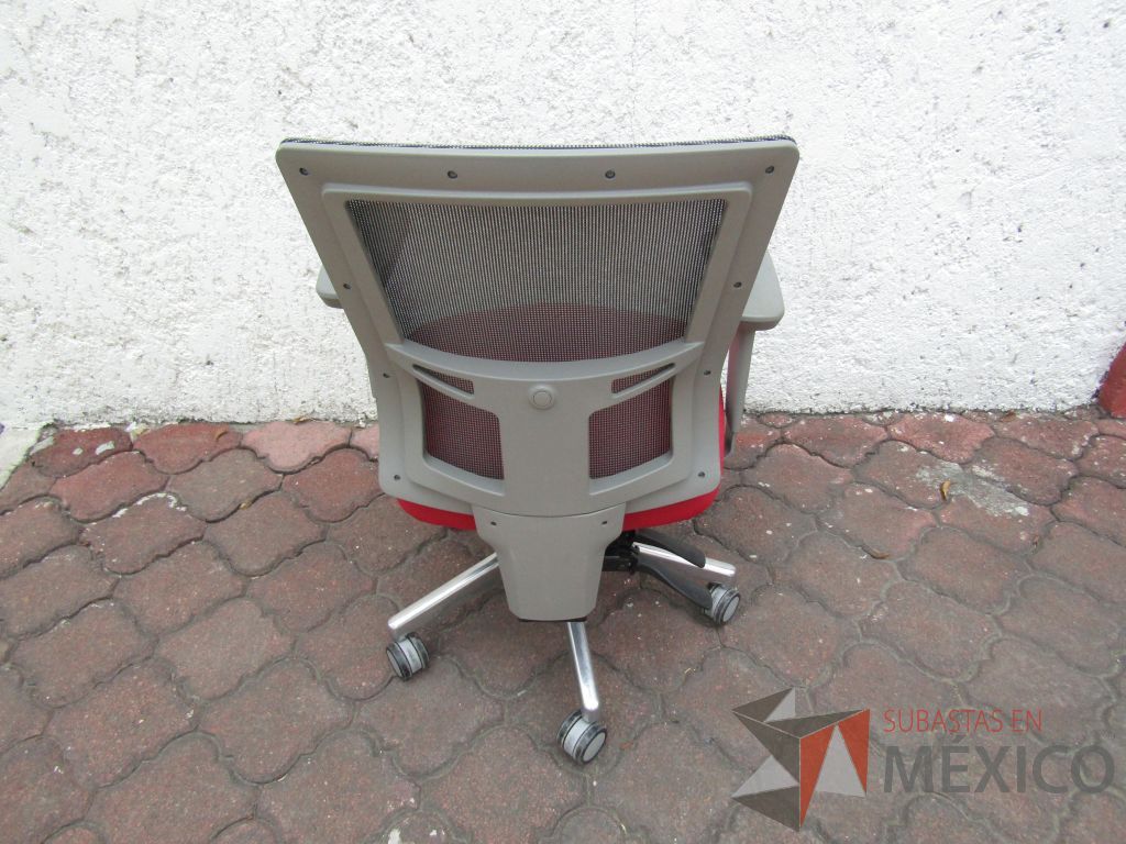 Lote 004 - 5 Sillas operativas con ruedas, descansabrazos fijo, respaldo en malla y asiento en tela color rojo - Imagen 4