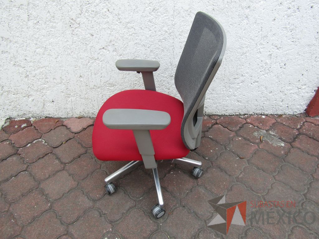 Lote 004 - 5 Sillas operativas con ruedas, descansabrazos fijo, respaldo en malla y asiento en tela color rojo - Imagen 5