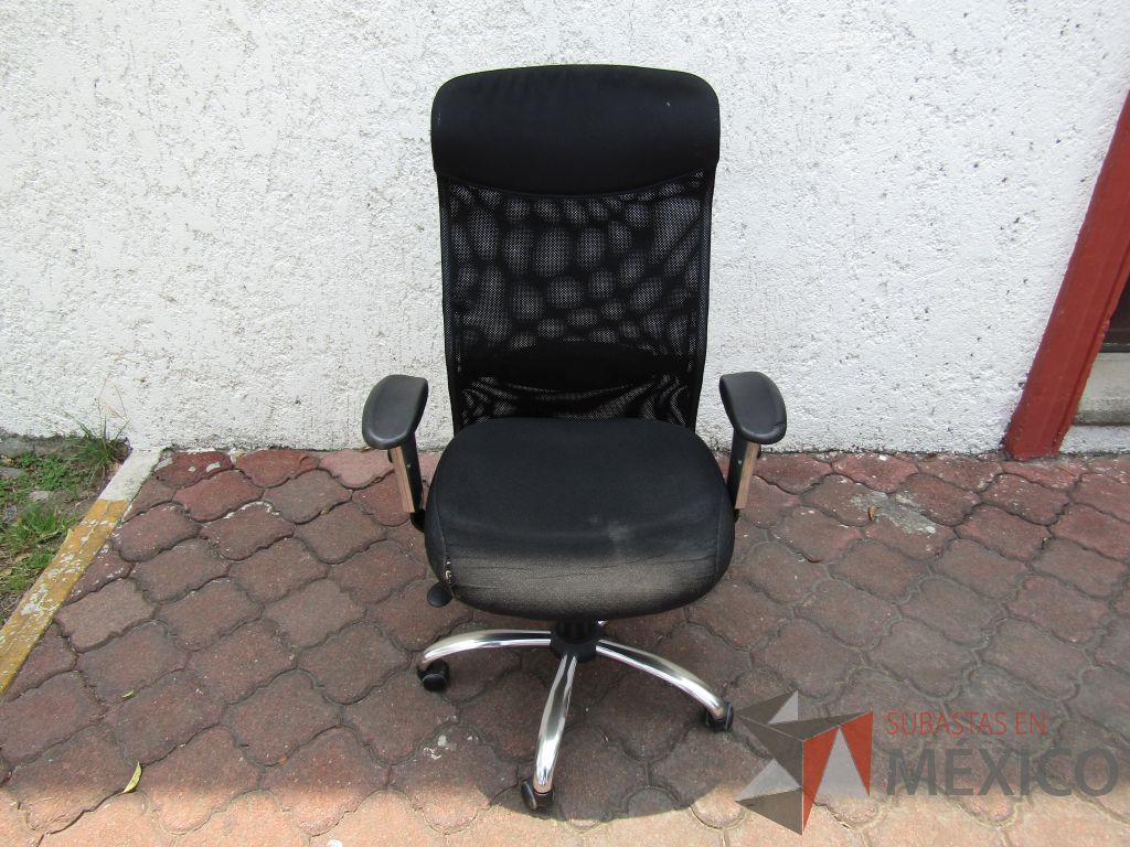 Lote 070 - 5 Sillas operativas con ruedas, descansabrazos fijo, respaldo en malla y asiento en tela color negro